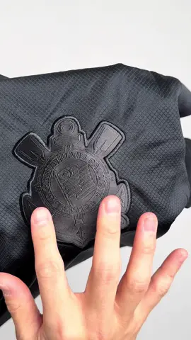 As novas camisas do #Corinthians são um compromisso com a história do clube e um símbolo da luta #antirracista no futebol ✊🏿 Não à toa, ela foi batizada com a frase: 