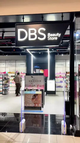 Hey Valdivia!!! 🤩 ¡Estamos de vuelta! 😍💄 Al fin la espera se terminó y desde hoy pueden visitarnos en una nueva experiencia en la tienda de @plazadelosrios_ con increíbles marcas y categorías 😍 Cosrx, Ariana Grande, Absolute New York, Tessa, Flormar, Caracol Skincare y muchas más que te sorprenderán con sus acabados y fórmulas para una rutina de belleza INCREÍBLE 🤩😍 ¿Qué te parece esta nueva tienda? ¡Te leemos! 🙊🤩😍 #DBSBeautyStore #DBSLovers #Valdivia #MaquillajeChile #Maquillaje #PlazaLosRios #SkincareChile #ViralEnDBS 