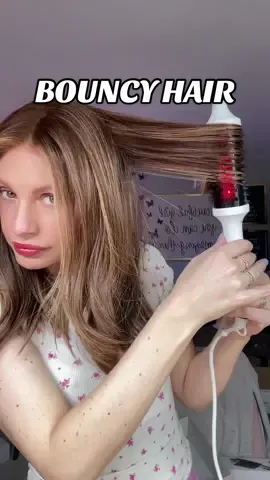 Quick hair refresh! #bouncyhair #hairstyletutorial #hairstyling #hairtok #hairrefresh 