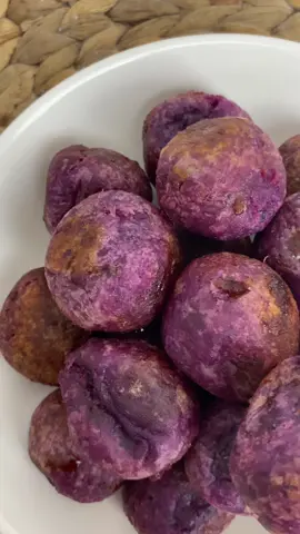 Bola - Bola Ubi 🍠✨  Cemilan manis & enak buat temen ngeteh✨ Bahan : Ubi ungu 250 gr Tepung tapioka 4 sdm  Sejumput garam Gula merah 50 gr #ubiungu #bolabolaubi #lobilobi #resepubi #resepsimple #reseptradisional #idecemilan #cemilanmanis #foodfestontiktok 