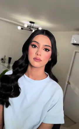 Un look muy natural 🤩🎀  Y ondas para sesion de fotos 📸 #makeup #fypシ #parati #maquillaje #makeupsocial #foryoupage #ondas #hairstyle #peinados 
