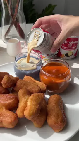 ปาท่องโก๋ ทานคู่กับสังขยาชาไทย/อัญชัน ไม่หวานมาก หอมมัน อร่อยสุดๆ 📍ตอนนี้คาร์เนชันเค้ามีแคมเปญ Carnation reward ลุ้นรับรางวัลใหญ่ ทองคำหนัก 10 บาท ส่งรหัสหลังฉลาก/ใต้ฝา/ในถุง หรือบนสติ๊กเกอร์ ไปที่แอปเขียว @CarnationThailand อย่าลืมไปร่วมสนุกกันเยอะๆนะ 🤍 🌟ปาท่องโก๋ -แป้งสาลี 260 g -เกลือ 3 g -น้ำตาลทราย 50 g -ครีมเทียม 15 g -ผงฟู 1 ชช -เบคกิ้งโซดา 1/4 ชช -ยีสต์ 4 g -ไข่ไก่ 55 g -น้ำอุ่น 120 g -น้ำมัน 7 g 🥣วิธีทำ  -ผสมของแห้งทั้งหมดลงในโถผสม คนให้เข้ากัน ใส่ไข่ไก่ และน้ำอุ่น คนให้เข้ากันดี ใส่น้ำมัน พักแป้ง 2-3 ชม 🌟สังขยา ไข่แดง 2 ฟอง น้ำตาล 65 g หัวกะทิ 250 g น้ำชาไทย 62 g / น้ำอัญชัน 62 g เกลือ 1/4 ชช นมข้นหวานคาร์เนชัน 50 ml แป้งข้าวโพด 30 g 🥣วิธีทำ -ผสมทุกอย่างให้เข้ากัน นำมากรอง แบ่งใส่น้ำชาไทย/อัญชัน อย่างครึ่ง ตั้งไฟกลางคนเรื่อยๆจนกว่าจะมีรอยตะกร้อ #CarnationReward #CarnationThailand #สังเกตความอร่อยสังเกตคาร์เนชัน #คาร์เนชันรีวอร์ด #ให้แลกให้ลุ้น #ปาท่องโก๋ #สังขยาชาไทย #ปาท่องโก๋สังขยา