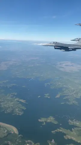 3 jet tempur menyambut kedatangan pak Prabowo menhan RI di pangkalan TNI Angkatan udara Iswahyudi 🇮🇩