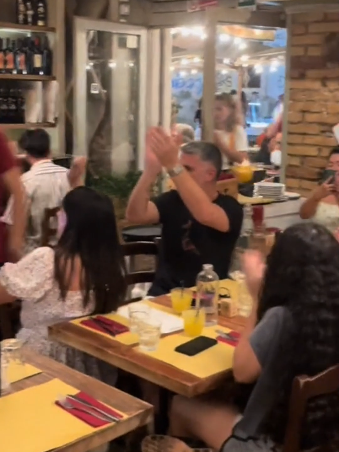 THAT WAS UNEXPECTED 🤯 I was playing « Bella Ciao » in an Italian restaurant when suddenly this amazing OPERA SINGER joins me and everyone was shocked 😍 #piano #pianocover #opera #singing #bellaciao