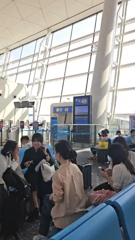 Chờ lên máy bay cả nhà ạ  #sanbaythienha  #vuhan  #duhocsunhtrungquoc 