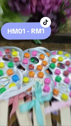 Sesuai untuk sebarang majlis dan hadiah untuk kanak-kanak dan dewasa. Tempahan awal amatlah digalakkan. Ini kerana kami perlu membuat tempahan sticker dan packing lebih awal mengikut tema majlis anda.  Jom buat tempahan dengan kami. Option 1.	Customised sticker – sila hubungi kami dahulu 2.	Thank you sticker, – random design 3.	Ribbon – Random (jika ingin mengikut tema, sila hubungi kami dahulu) #hyemanis #doorgiftkahwin #doorgiftmurah #doorgiftidea #doorgiftmalaysia 