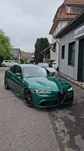 Alfa Romeo Giulia Quadrifoglio Editione Oro by Zeisberg #alfaromeo #alfa #alfaromeogiulia #giulia #quadrifoglio #alfagiulia #italy #italia #zeisberg #zeisbergcorse #oro #gold #luxurycars #luxury #alfisti #alfista 