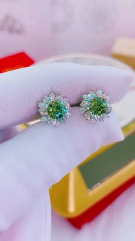 Bông tai hoa xoáy moiissinate xanh#nhathajewelry #kimcuongnhantao #nữtrangbạc #fyp #trangsuc #moissanite #nhathajewerly 