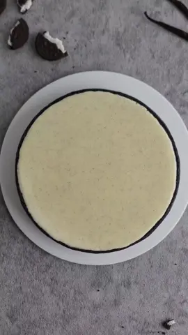 Cheesecake vanille  Pour la base:  200g de biscuits  90g de beurre fondu  Pour la crème au fromage cheesecake 500g de fromage La crème des biscuits  250g de yaourt nature Vanille 3 œufs  Mixer les biscuits, ajouter le beurre, verser dans un cercle ou un moule à charnière  Mélanger le fromage, la crème des biscuits et les œufs, ajouter le yaourt puis verser sur la base de biscuits. Cuisson 20 à 25min à 170° sans bain-marie ! Laissez complètement refroidir à température ambiante puis passez au frais minimum 4hr avant de démouler  La ganache : 100g de chocolat blanc  50g de crème entière  1/2 gousse de vanille  Bouillir la crème et verser sur la vanille et le chocolat blanc.