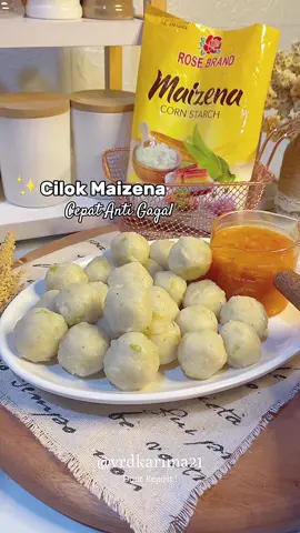 Siapa yg masih suka bikin cilok tapi gagal? Aku ajarin pake takaran sendok yaaa selamat mencoba😍✨ Resep ada di caption ya, aku tulis lagi biar makin jelas nih : Step 1 buat biang :  150ml air 10 sdm tepung terigu Bisa km tambahkan bawang putih halus dan garam ya biar makin gurih Aduk cepat sampai padat  Step 2 : 20 sdm tepung maizena 3 siung bawang putih halus yg sebelumnya digoreng 1-2 batang daun bawang iris 1-2 sdm lada putih bubuk 1 sdm garam 1 butir telur Adonan biang Lalu ulen hingga tercampur merata Taburi wadah dan tangan dengan tepung terlebih duku agar adonan tak menempel Bentuk cilok dengan cara bulat bulat adonan dengan tangan selesaikan hingga adonan habis Siapkan air panas dan cemplung kan adonan hingga mengambang/naik ke permukaan, tunggu lumayan lama kisaran 20 menit di api sedang hingga matang kedalam Step 3 kuah saus : 2 bawang putih halus 3 cabe merah keriting halus 150ml air campurkan dengan 1 sdt tepung maizena 4 sdm saus tomat/saus sambal 1 sdt garam 1 sdt gula Masak hingga lumayan mengental Heh udah jadi !!! Gampang kan!! Kalian wajib cobain ya😍😍✨ #KreasikanMaizena #maizenarosebrand #rosekuliner #resepcilok #cilokmaizena #cilokantigagal #resepcilokmudah #idecemilan #cemilan #cemilansehat #cemilankekinian #cilokkuah #idemasakan #cilokhomemade #asmrcooking #fyp #gelastakar #gelastakarestetik #mangkokkaca #frypanantilengket #wajanantilengket #panciantilengket #maizenarosebrand #candleglass #wadahbumbu 