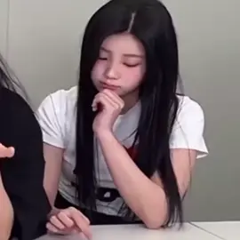 Wonhee read an anti's comment, and she was very sad because the anti said bad things about her.. #bietdoibaovewonhee #wonhee #illit 