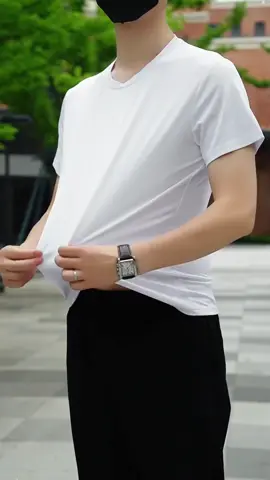 Simple yet tasteful, pure white T-shirts are the eternal rule of fashion trends#tiktok #fpy #foryou #uk #tshirt #fashion #Summer #dressing 