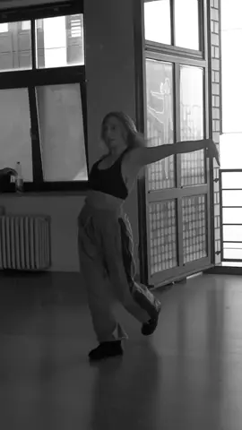 Vibes 💛☀️ COMMERCIAL CLASSES  tuesdays 6:30 pm  Samuels Dancehall Berlin Marzahn  thursdays 8 pm  Flying Steps Academy Berlin  DC 🙋🏼‍♀️ #dance #tiktok #commercial #viral #berlindancer #berlin #girly #classes