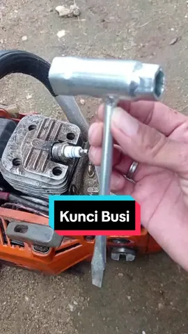 kunci busi tiga fungs1, bisa untuk buka busi, buka bar sinso dan obeng minus. #kuncibusi #kuncibarsinso #obengmin 