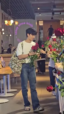 #tawan_v ; I'm happy to see it, it's really sweet, so many people are giving you support and love, tee... I hope you will be happier in the future. #taytawan #foryou 