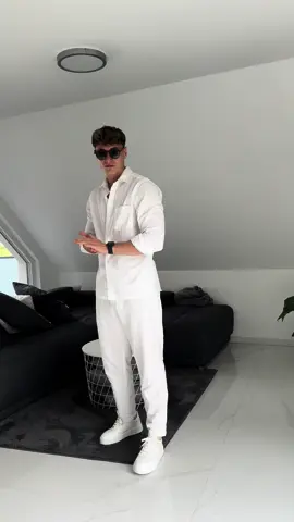 Von All Black zu All White ⚫️⚪️ ich dachte mal Basic mit Basic kombinieren ich finde es hat teilweise auch ein Sommer Look, was meint ihr ? Der gute Ralph Lauren ist diesmal nicht dabei sorry😂Bei Fragen zu Artikeln einfach in die Kommentare 👇🏼 *unbezahlte Werbung  @zara  @hm  @tommyhilfiger  @axelarigato  ————————— #ralphlauren #ralphlaurenaesthetic #ralphlaurenmen #oldmoney #oldmoneyaesthetic #getreadywitholdspice #CapCut #fyp #fy #viral #trend #fyp #fd #fürdich #fashion #style #Love #instagood #like #photography #beautiful #photooftheday #follow #instagram #picoftheday #model #bhfyp #art #beauty