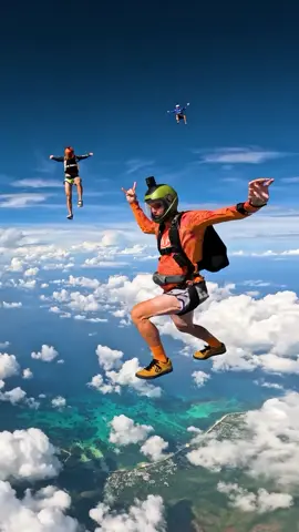 #goodvibes 😎🤟  ©️oceansideflo_freefly on IG  #seychelles #skydiving #parachute #sportstiktok #sportextreme #adrenaline #wow #crazy #action #aventure #paysage #view #viraltiktok 