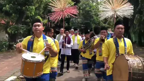 Tanjidor Betawi Musik tradisional ini bisa digunakan untuk memeriahkan acara-acara seperti pesta perkawinan, arak-arakan pengantin sunat, bebesanan, pawai hari-hari besar, menyambut tamu kehormatan dan  lainnya●●Kalian punya acara yang bertemakan betawi tapi masih bingung mau nanggep apa? . Nih aye kasih solusinya! . SANGGAR CAHAYA MUTIARA Menerima Panggilan : - Palang Pintu - Tanjidor - Lenong - Gambang Kromong - Kendang Pencak . Banyak kan pilihannya 💫 Buat info lebih lanjut : 0895-3325-54190 (Bang Rahmat) . . #gambangkromong #palangpintu #tanjidor #pegiatbudaya #pertunjukanpalangpintu #kendangpenca #lenongbetawi #betawi #indonesia #budayaindonesia #palangpintubetawi #senibudaya 