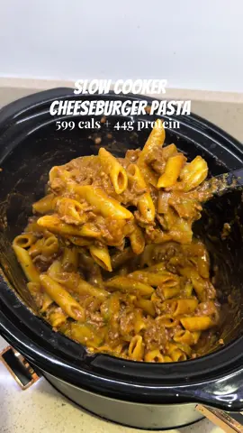 this was STUNNING🤠  Ingredients to serve 2: - Pasta (dry- 160g) - 5% beef fat mince (250g) - Onion (1) - Reduced fat cheddar (50g) - Tomato puree (1tbsp) - Skimmed milk (100ml) - Burger sauce (2tbsp) - Soy sauce (1tbsp) - Reduced sugar ketchup (2tbsp) - Worcestershire sauce (1tbsp) - Gherkins (100g drained) - Beef stock cube (1) - Garlic puree (1/2tsp) - Burger seasoning, garlic powder, onion salt, paprika  #caloriedeficitmeals #mealideas #fakeaway #caloriedeficit #weightloss #highprotein #slowcooker 