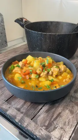 😍ТУШКОВАНА КАРТОПЛЯ - рецепт який хочеться ще і ще ✔️ Маленьке прохання - якщо зберегли собі рецепт, скиньте в коментарі ➕ і поставте ❤️, мені це дуже важливо🙏 ✅ Нам знадобиться 🔹1300г картоплі🥔 🔹700г м'яса - у мене куряче філе 🔹150г цибулі🧅 🔹250г моркви🥕 🔹3-4 зубчики часнику 🔹30мл олії 🔹5г зелені для подачі 🔹2ст.л томату(за смаком) 🔹сіль, перець, копчена паприка, 2-3 лаврові листи 🔹1.5л води💧 ⏳час приготування: 50хв 📊КБЖВ на 100г: К.95 Б.7.6 Ж.2.3 В.10.5 🕰Прийом: #обід  ⚖️вага всієї порції - 2700г 🔸вливаємо в каструлю олію, вкидаємо м'ясо. Перемішуючи смажимо 10хв на великому вогні. Додаємо моркву, цибулю давимо часник, зменшуємо вогонь, перемішуючи готуємо  4-5хв. 🔸Вкидаємо картоплю нарізану середніми шматками, спеції, томат і лавровий лист, гарно вимішуємо, заливаємо водою щоб покрити картоплю повністю і протушковуємо під кришкою до м'якості картоплі, періодично перемішуючи 🔸готуйте на малому вогні. Виключайте тоді, коли картопля буде достатньо м'якою  🔸для подачі присипте зеленню Всім смачноооого😘 #картопля #тушкованакартопля #тушенаякартошка #печення #рецептиукраїнською 