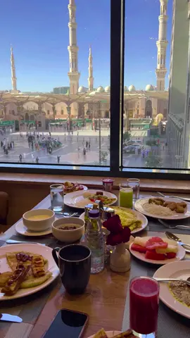 Breakfast with a view on the Al Masjid an Nabawi #madina #saudiarabia🇸🇦 #umroh #fypシ゚viral #fypage #aviation #qatardoha🇶🇦 #doha_qatar #travelers #travelbloggers #explore #dohatiktok #trending 