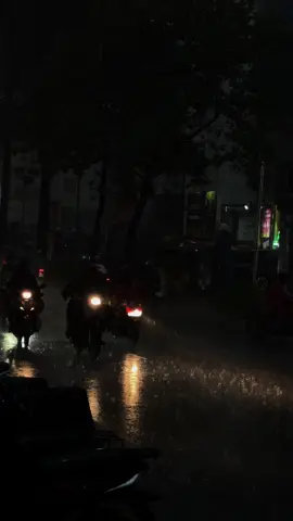 Thả thật nhẹ nỗi nhớ vào trong tiếng mưa đang rơi…#moingaymotbannhac 