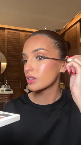 My glowinggg holiday makeup 🪄✨☀️ @Bobbi Brown face base @milkmakeup hydro grip  @Charlotte Tilbury flawless filter  @Hourglass Cosmetics seamless finish  @makeupbymario cream contour & soft pop plumping blush @hourglasscosmetics vanish concealer  @hourglasscosmetics veil translucent powder @charlottetilbury bronzer  @Kylie Cosmetics winter kiss blush  @Rare Beauty soft pinch blush @urban decay moondust  @L’Oréal Paris infallible liner & telescopic mascara  @charlottetilbury pillow talk medium  @tomfordbeauty gloss  @Tatcha dewy skin mist  #reel #makeupreel #makeuptutorial #makeup #skin #skincare #holiday #holidaymakeup #glowymakeup #glossylips #holidayskin #lorealparis #makeupbymario 