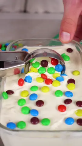 Seid ihr eher Team Milcheis oder Team Fruchteis?🍓🍦🍨 Das perfekte homemade McFlurry aus nur 3 Grundzutaten!👨🏼‍🍳✌🏻🍨 400 ml Sahne  150 g Kondensmilch 2 Pck. Tonkabohnen-Zucker ODER Vanillezucker 1 Prise Salz Toppings nach Wahl🌈 #eis #einfacherezepte #schnellerezepte #mcflurry #sommerrezepte 