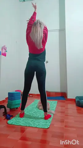parte de mi calentamiento ... . . . . #entrenamientoencasa #treanding #coolgirl #yogaflow #yoga #flexi #flexibility #estiramientos #danza #encasa #encasacontiktok #yogalover 