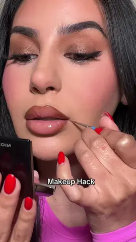 My favorite finishing touch I like to do in my makeup routine 👄 #makeuphack 