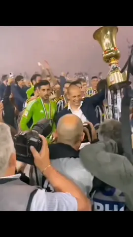 so che é arrivato il momento di dirsi addio, ma io ti volevo ringraziare, perché tutti questi anni insieme non si dimenticano, le sfuriate, i lanci della giacca, le battute in conferenza, mi ci rivedo molto in te mister, e sapere che non ci sarai più seduto su quella panchina mi farà stare male, perché sei parte del mio cuore, che lo hai fatto emozionare mille volte, hai dato ogni cellula del tuo corpo, ogni goccia di sudore per questa maglia, grazie mister, perché non ci sarà mai più, un Massimiliano allegri in panchina, e senza la tua caparbietà, la tua intelligenza che in molti screditano, mi sentirò anche meno sicuro vedendo che quella giacca, non volerà più via, ma spero che la juve in futuro, continuerà a volare, perché tu gli hai dato le ali, ti voglio bene mister, grazie per ogni cosa. #allegri #juventus 