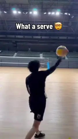 🔥🔥🔥 (via tommm___2.0/IG) #volleyball #serve #spin #curve #skill 
