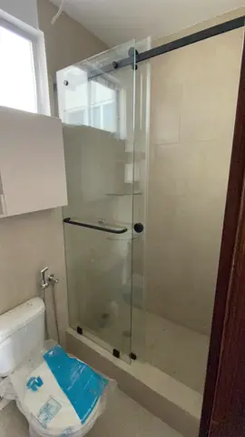 Puerta Corrediza de Baño herrajes negros en Acero Inoxidable  #puerta  #puertas  #puertadebaño  #puertacorrediza  #vidrio  #vidriotemplado  #baño  #baños  #guayaquil 