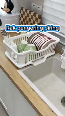 Mau piring makan kamu tertata rapi dan bersih? Dengan rak yang berfungsi untuk mengeringkan dan sekaligus menyimpan? Dan bisa juga mempercantik dapur kamu? Solusinya ada di rak piring dari HUGO! Dengan desain yang luas, piring menjadi lebih mudah diambil dan diletakkan, tidak perlu ditumpuk. Selain itu, desain yang elegan juga mempercantik dapur dan menjadi lebih rapi. Terbuat dari bahan plastik yang berkualitas tinggi, awet, tahan lama, dan mudah dibersihkan, dengan warna putih bersih yang sangat elegan. Multifungsi, dapat digunakan untuk mengeringkan : 1.) Piring 2.) Mangkok 3.) Peralatan Makan dan Masak 4.) Buah dan Sayuran 5.) Botol dan Lunchbox 6.) Dan lain sebagainya Spesifikasi Produk : * Nama Produk: Rak Pengering Piring * Ukuran: 44.5 x 23 x 18 cm * Material: PP #rakpengeringpiring #rakpengeringpiringdapur #rakpengeringmangkok #shopmaster 