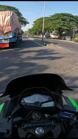 Lagi enak nyantai riding malah tiba2 ada truck yg seenaknya sendiri putar balik macam putar di halaman rumah sendiri untung temen kita selamat dan reflek ngerem nya, dan langsung jalan aja males ngurusin masalah begini lagian biar sama2 enak dan lekas kelar, yg penting tidak ada yg di rugikan pkoknya mah hati2 buat kalian kalo lagi d jalan raya. Btw plat DR itu mana sih ges #fypシ #motovlogger #sidoarjo24jam #abs #ninja250fi #nmax #kawasakininja #yahamanmax 
