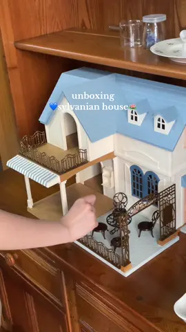 throwback to me unboxing my dreamhouse! I love the veranda so much 🥹💙✨✨ #sylvanianfamilies #calicocritters #sylvanian #sylvanianfamiliescollection #fyppp 