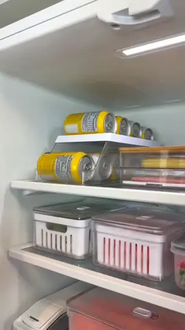 Otimize o espaço na sua geladeira! ❄ By @ouoficial O organizador de latas Clear Fresh possibilita o melhor aproveitamento de espaço, pois armazena de 9 a 11 latas de diferentes tamanhos. Seu sistema de rolagem automática facilita o manuseio das latas para uma rotina com conforto e praticidade. 👉Comente LATAS para receber o link. #organizadorgeladeira #asmr #reestock #geladeiraorganizada #organizadordelatasdebebidas #organizacao
