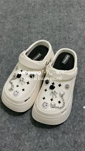 sumpah ini cakep poll😭🤍 #sandalbaim #sandalcrocs #sandalcrocsmurah #sandalcrocsviral #sandalwedgeswanita #sandalwanita #sandalwanitamurah #sandalcantik #sandalcantikmurah #sandalgemes #sandalwanitakekinian #sandalmotif 