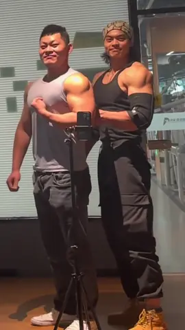 一起来和网红训练呀👊✌️#bodybuilding #hulk #lubu #gym #gymvideo #GymTok #foryou  #thatskygame #skychildrenofthelight #skykid 