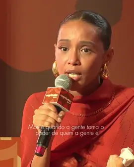 Esse é um trecho do festival Negritudes do ano passado, onde tive o prazer de estar numa mesa com a Conceição Evaristo, Lucilio Januário e a Maju Coutinho para debater com eles e o público sobre arte, resistência e narrativas.  O evento foi tão bonito e importante que desejei demais que rolasse outras edições em outras cidades, e o meu desejo se realizou. Sexta-feira vai rolar a primeira edição do festival #NegritudesGlobo no Rio (alou meu baixo Méier! 🙋🏽‍♀️💙) e tá imperdível galera! Anota aí: 17/05 às 10h no Galpão da Cidadania na Gamboa 📍⏰