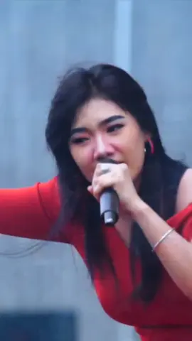 Suara bagus cantik pula, siapa dia ? #lusianajelita #omadella #omdangdut #biduanasek 