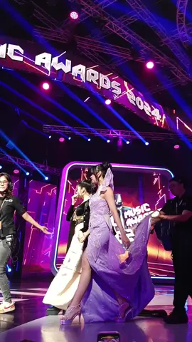 Lihat duo Cantik ini akrab kan..  .  .  #lyodra  #tiaraandini  #takselalumemiliki  #sctvmusicaward2024  #fyp  #fypd  #musictiktok  #foryou  #xzycba @Lyodra Ginting @initiaraandini 