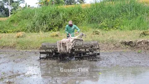jalani aja dulu masalah resiko urusan belakangan.#fyp #fypシ゚viral #traktormaniaklaten #handtraktor #traktormaniaindonesia #petanimuda #drivermida_punyacerita @extrastock 