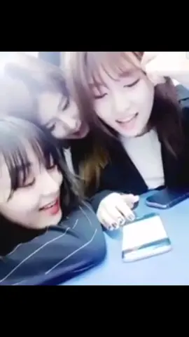 I've been seeing a lot of SaMoHyo tweets on my X timeline so... here's SaMoHyo singing🤗 #twice_tiktok_official #mohyo #moji #samohyo #mosaji #samo #sahyo #sana #momo #jihyo #twice 