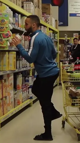 Prank il pet sur les gens dans un supermarché #prank #pet #supermarché #humour 