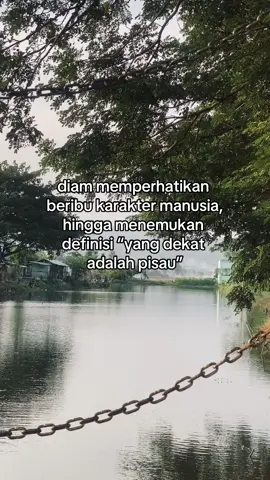 orang yg kita anggap dekat adalah orang yg berpeluang paling besar menyakitimu☺️🥀