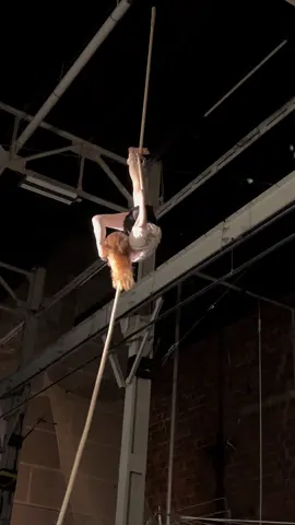 Ankle hang drop #aerialist #cordelisse 
