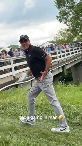 phil is not a gamblin man 🤣 #philmickelson #pga #pgachampionships #sportsbetting #bets #golf #golfing #tigerwoods #pgachampionship 