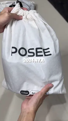 sendal posee 2024 yg aku pake di ukuran 44-45 ya, walaupun kegedean dikit tapi aku nyaman kok ga kesempitan hehe, soalnya tahun lalu beli ukuran 43 ngepas bgt di kaki, btw komen ukuran kaki kalian brp cm ya ntr aku rekomendasiin ukuran yg cocok😁👌#fyp #sendalviral #posee #poseeoriginal 