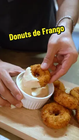 DONUTS DE FRANGO?! 😱🤤👌🏽 EEEEH NADAAA, simplesmente um DONUTÃO de respeito! Uma receita simples, gostosa, suculenta, crocante, diferenciada... EU AMEEEEI 😍🥹🫶🏻 10/10 em todos os requisitos KIUUUUU Tô aqui na cozinha nova, ceis gostaram dela?! Marca o @ que vai fazer essa receitinha pra vc ou LIBERA PRA NÓIS SUA ROSQUINHA??? 😏😂🫶🏻 Ingredientes 👨🏻‍🍳 - 500g de peito de frango - 200g muçarela - 60g de farinha panko - golinho de leite do bob - sal, páprica, chimichurri a gosto... Empanamento: - trigo - ovos - farinha panko Molho que eu usei: - Maionese + Ketchup + Mostarda receitinha original do 👨🏻‍🍳 @Juan C | RECETAS FOODTIME  #comida #receita #receitinhaviral #comidaboa #frango #donuts #queijo #cozinha #reels